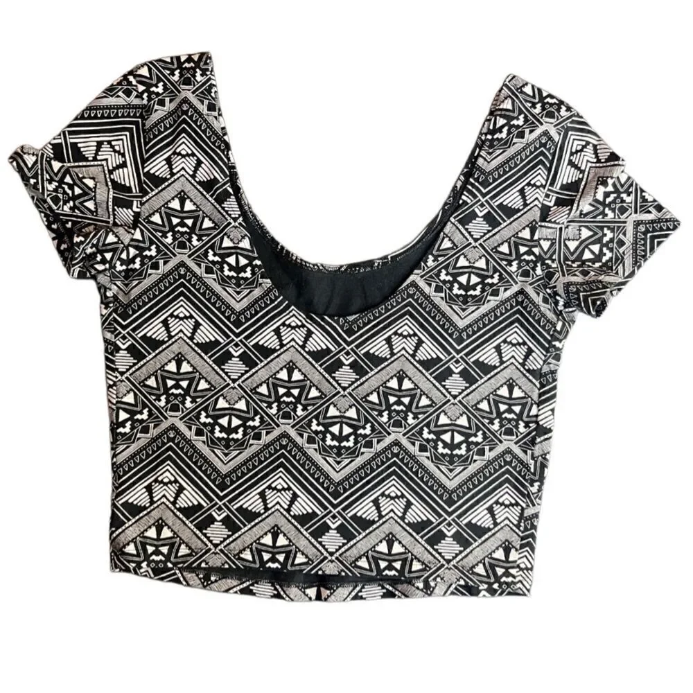 Pink Victoria’s Secret Geometric scoop neck crop top size medium Black White